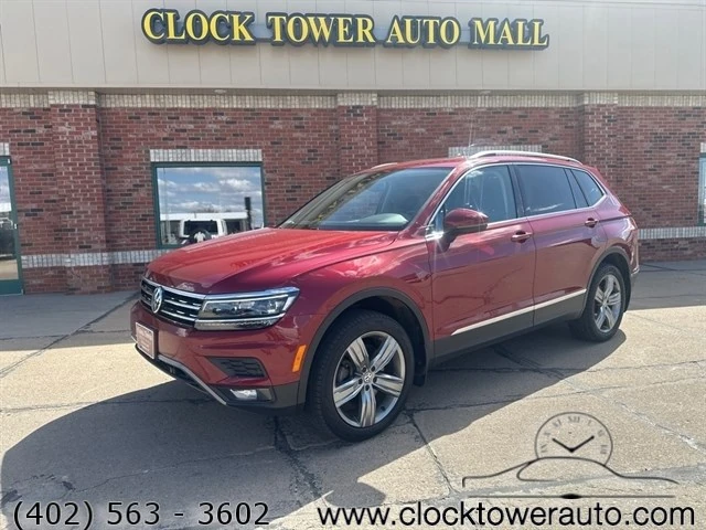 
                           2019 Volkswagen Tiguan  Tiguan in front of Clock Tower Mall Used car business
                       